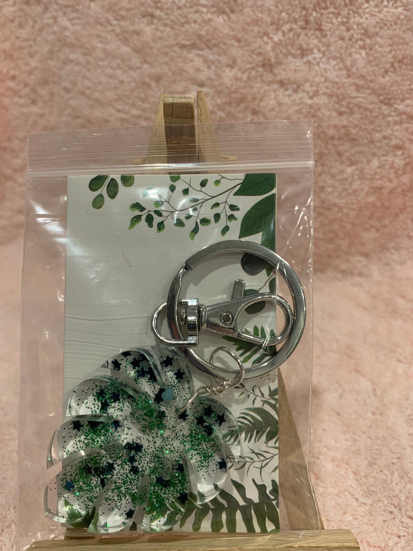 Keyring with clip "Monstera leaf with green sparkles' "